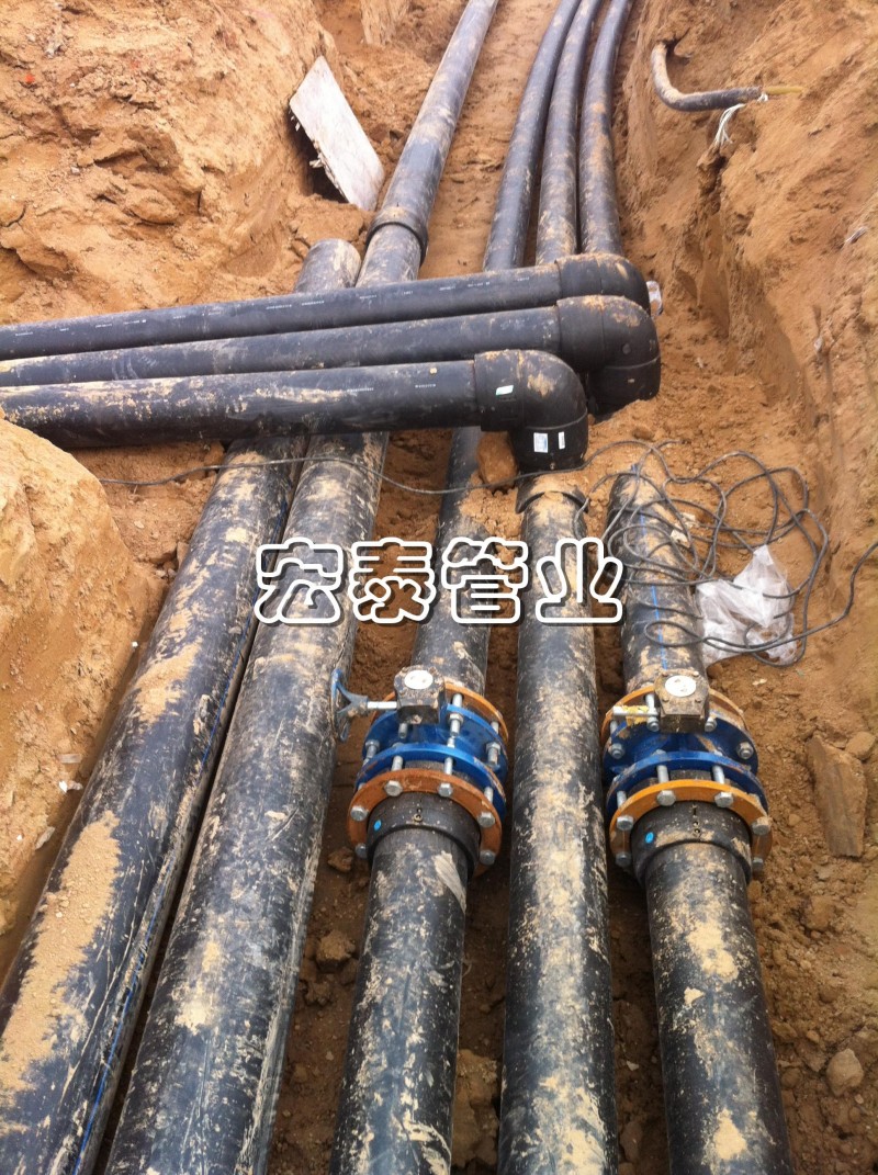 钢丝网骨架塑料复合管交叉铺设方法